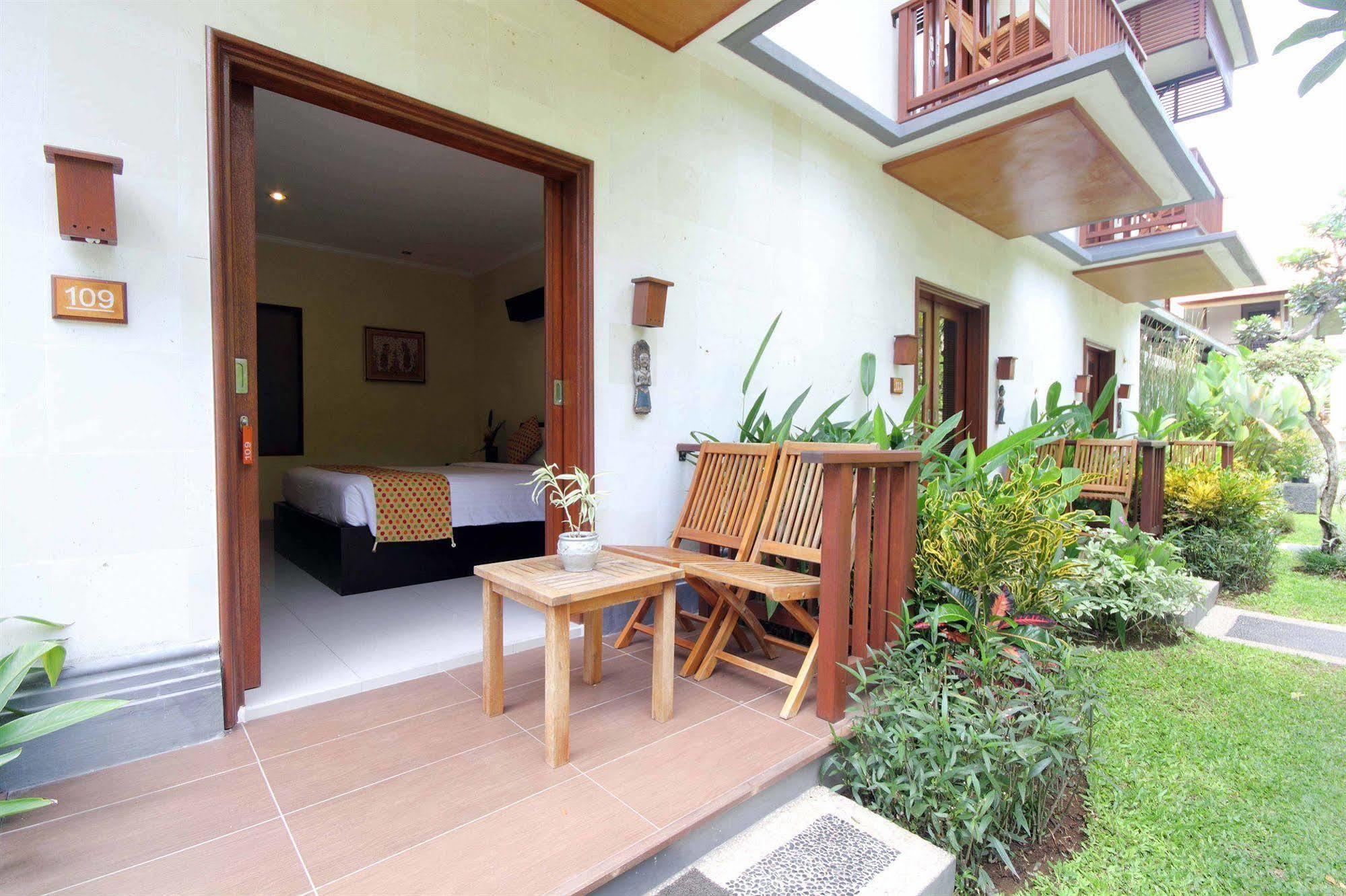 Respati Beach Hotel ซานูร์ ภายนอก รูปภาพ